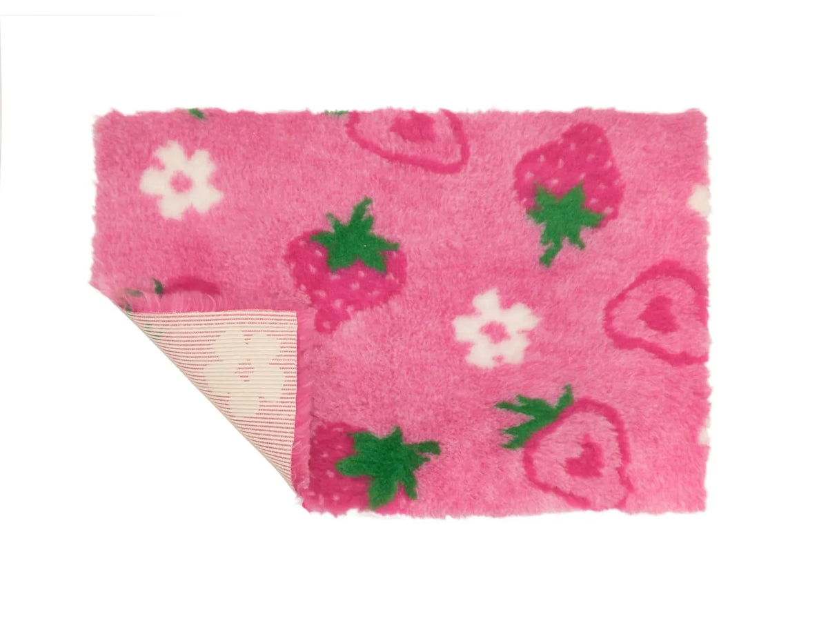 VetBed Nonslip liggematte i 75x50 cm med jordbærmotiv på rosa bunn.