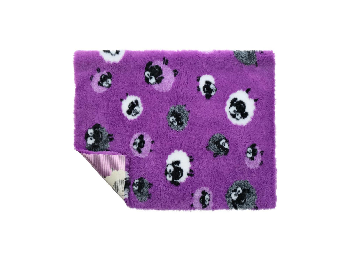 VetBed Nonslip liggematte i 100x75 cm med sauemotiv på lilla bunn.