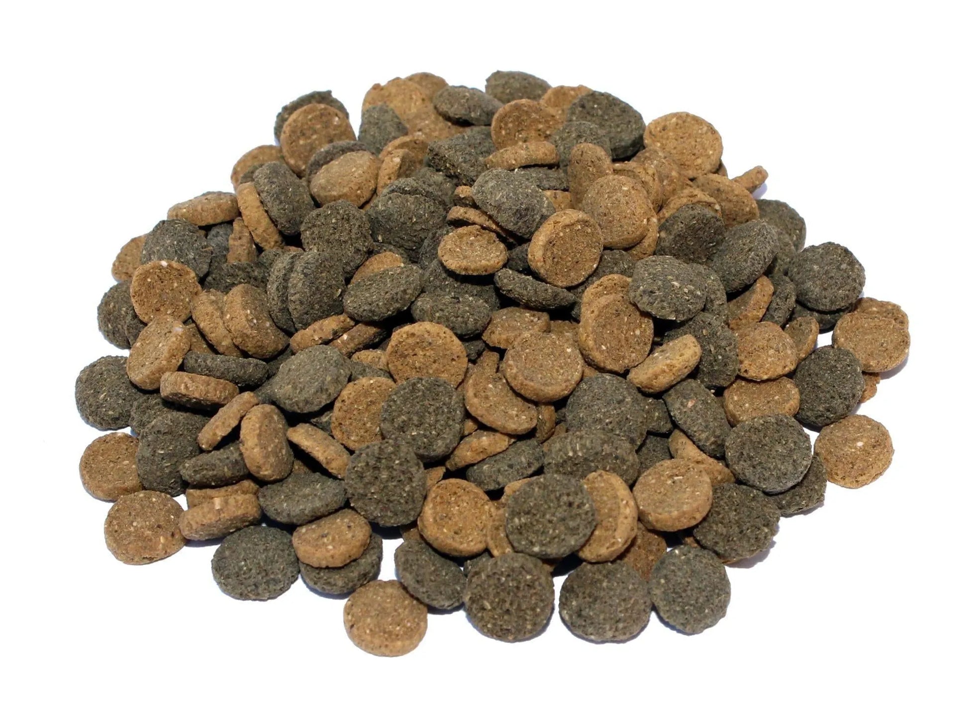 En haug med runde, mørkebrune og gråbrune wafers for akvariefisk og reker.