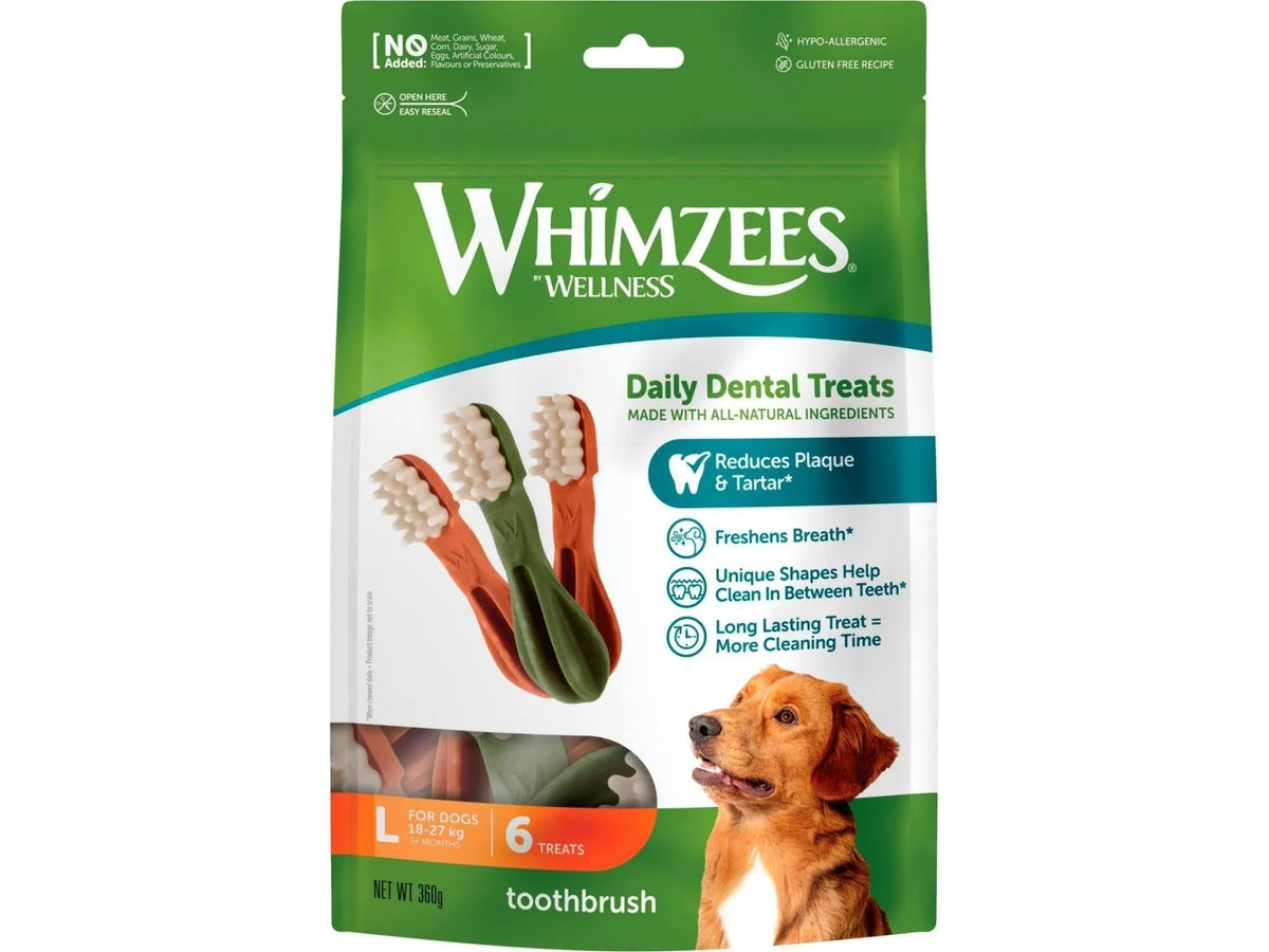 Grønn pose med Whimzees Toothbrush hundegodbiter, med tre oransje og grønne tannbørsteformede tyggebein.