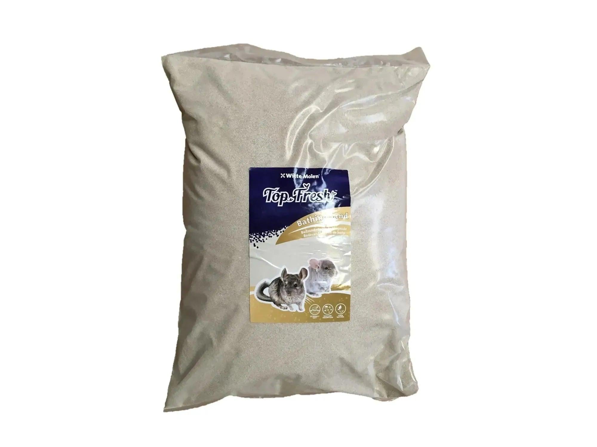 Stor pose med Witte Molen Top Fresh chinchilla badesand, hvit og finkornet, med etikett som viser to chinchillaer.