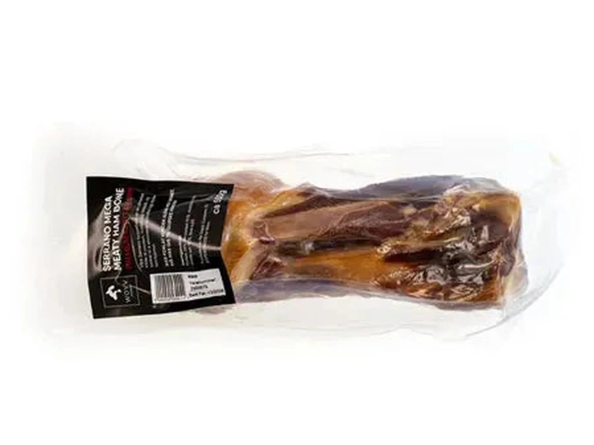 Wovv Serrano Mega Meaty Ham Bone, et stort, kjøttfullt serranoskinkebein til hund, i klar emballasje.