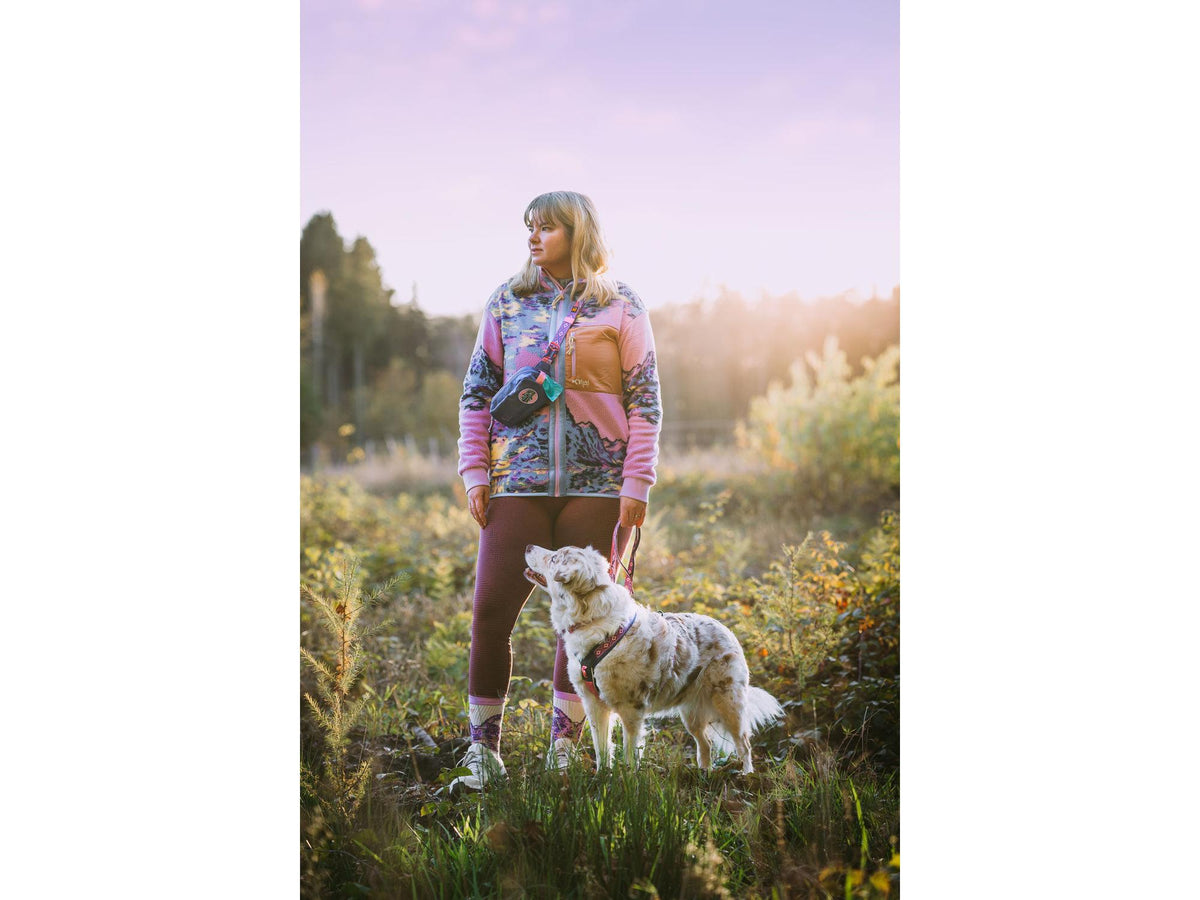 Non-stop dogwear Trail quest fanny pack RP signature edition – Teal/eik – modellen vist i annen farge
