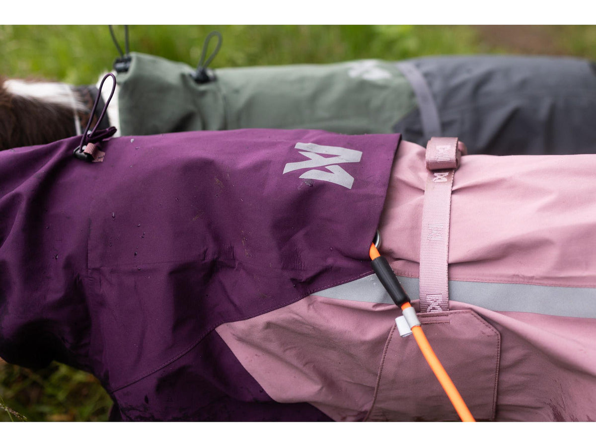 Non-stop dogwear Fjord raincoat 2.0 regndekke – Svart/oransje – modellen vist i annen farge