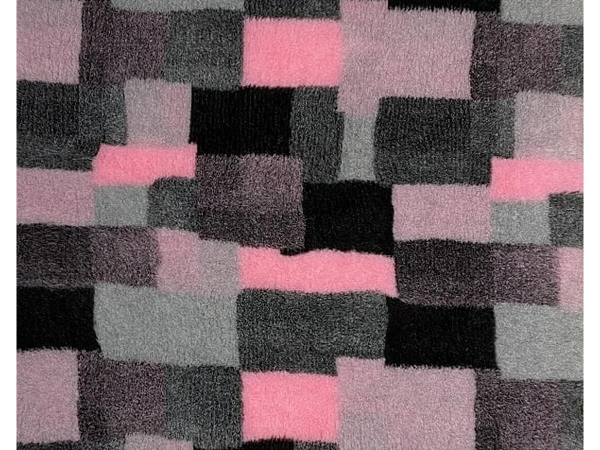 VetBed Nonslip liggematte 100x150 cm med patchwork i rosa, grått og svart.