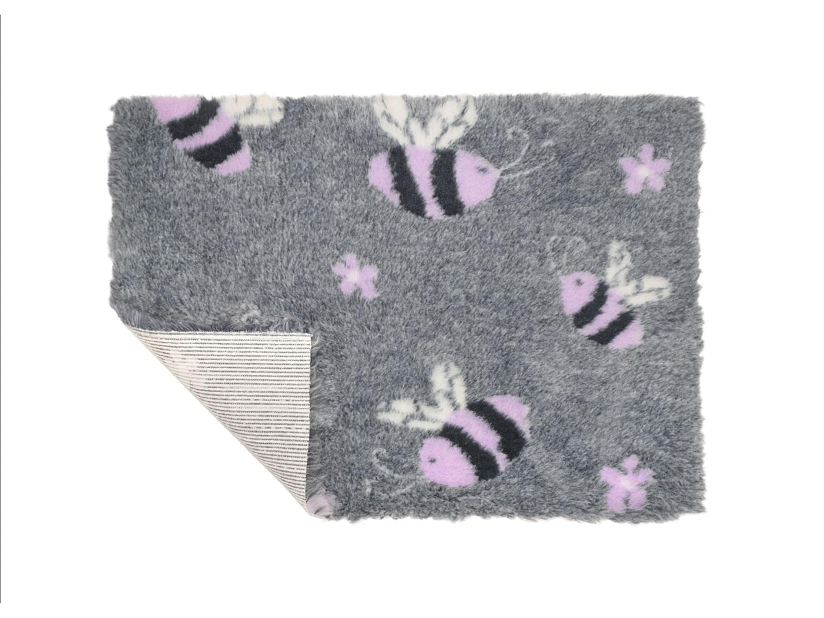 VetBed Nonslip liggematte med lilla humler på blågrå bunn.