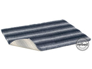 VetBed Nonslip liggematte med ulvestriper på midnattsblå bunn.