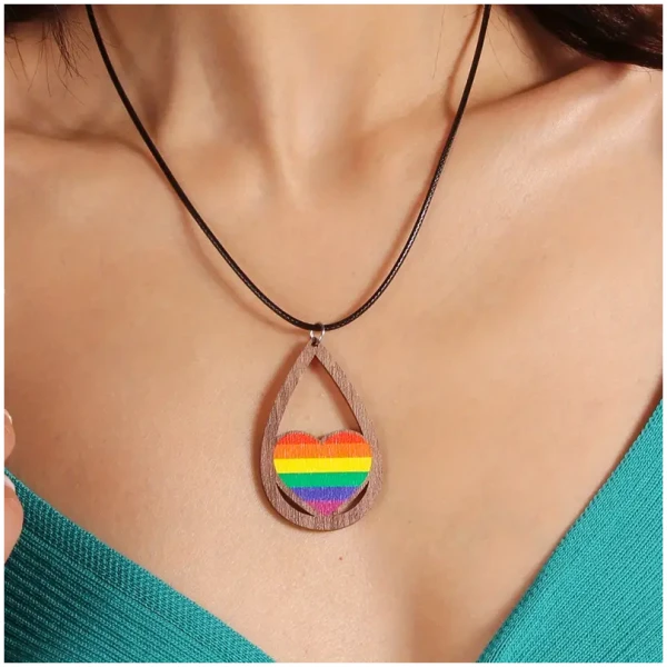 PRIDE SMYKKE MED PRIDE FARGER